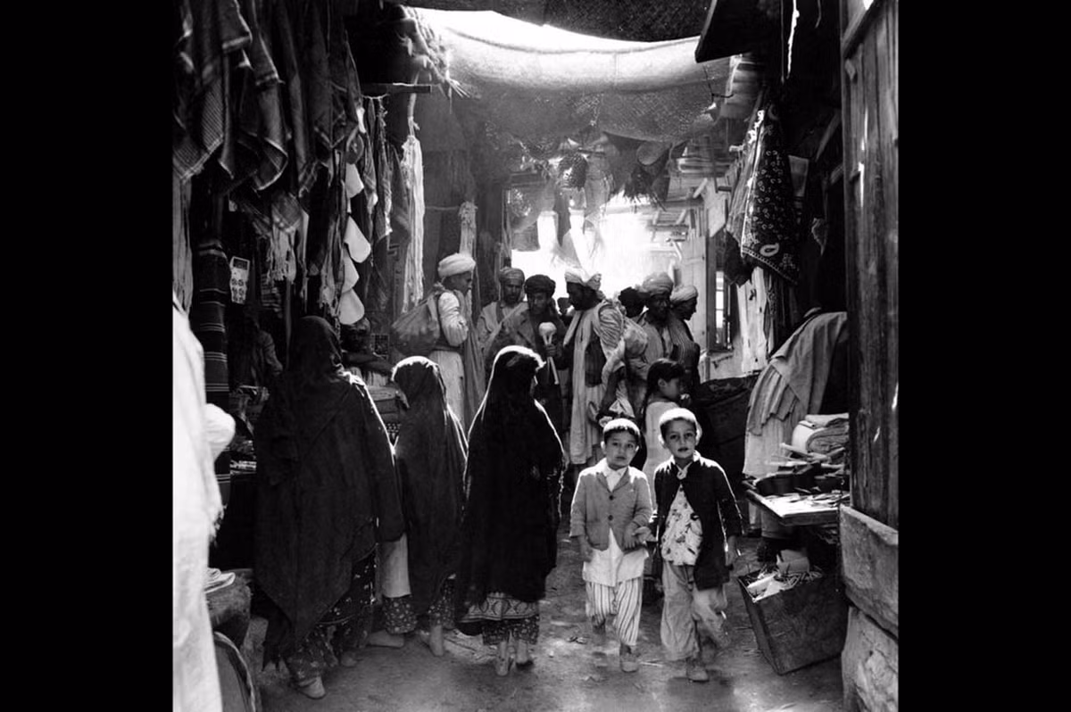 Cảnh mua sắm tại một khu chợ ở Kabul năm 1964.