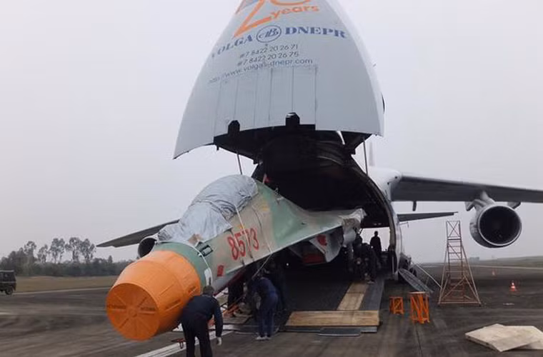 Còn hôm nay, các máy bay tiêm kích Su-30MK2 hiện đại được chuyển tới Việt Nam bằng các vận tải cơ An-124 Ruslan – máy bay vận tải lớn thứ ba thế giới hiện nay. An-124 cũng là “hậu bối” của An-12 và An-22 lừng lẫy một thời.