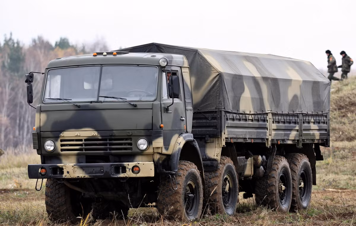 Để phục vụ hành quân các khẩu pháo 2A65 Msta-B, Nga đã chuyển giao cho Syria một loạt các phương tiện kéo xe hạng nặng. Ví dụ như xe ô tô vận tải KAMAZ-6350 8x8 bánh…