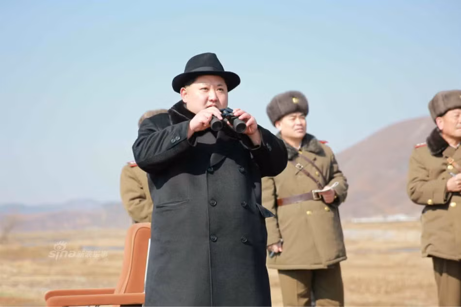 Hãng thông tấn Triều Tiên (KCNA) không tiết lộ chi tiết thời gian, địa điểm tập trận, tuy nhiên hãng thông tấn Yonhap (Hàn Quốc) thì cho là nó diễn ra hôm 20/2. Tất nhiên là cuộc tập trận của Không quân Triều Tiên có sự tham gia, theo dõi, chỉ đạo của nhà lãnh đạo Kim Jong-un.