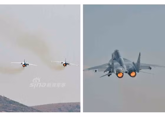 MiG-23 và MiG-29 đốt tăng lực lao nhanh lên trời.