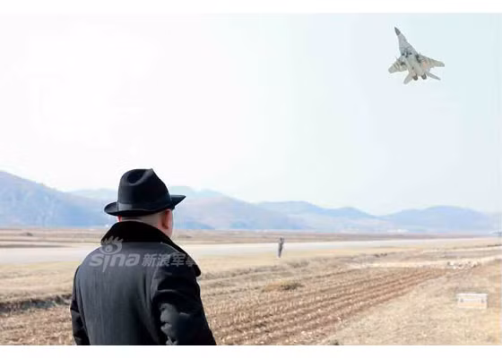 Ông Kim Jong-un chăm chú theo dõi cuộc tập trận.