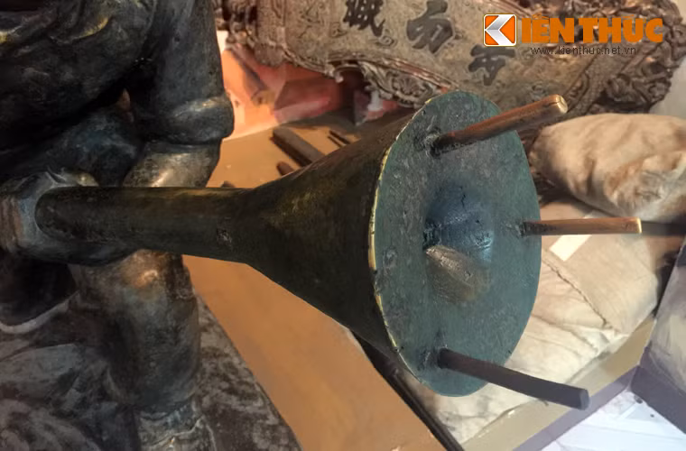 Để đối phó với xe tăng Pháp ở Hà Nội, quân ta chủ yếu chỉ có bom ba càng thu được từ phát xít Nhật. Khoảng gần 100 bom ba càng được phát cho Vệ quốc đoàn, trong đó hơn một nửa ở Liên khu một để dùng trong trận Hà Nội vì bộ đội Việt Minh khi đó cũng không có phương tiện chống tăng hiệu quả. Loại bom này có dạng hình phễu, miệng phễu có đường kính 22 cm, nhồi bằng thuốc nổ hoặc thuốc bom (7–10 kg), có vành gang gắn ba càng sắt dài 12 cm/càng; đáy phễu là bộ phận gây nổ, gồm: hạt nổ, kim hỏa và chốt hãm an toàn. Khoảng lõm ở đáy hình côn khi nổ sẽ khiến cho sức nổ hướng vào lớp thép xe tăng. Bom được lắp vào một cây gậy gỗ dài 1,2m.
