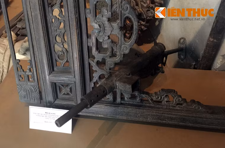 Khẩu tiểu liên Sten do Anh chế tạo, Việt Nam nhận được một ít khẩu này từ viện trợ của tổ chức tình báo OSS (Mỹ) vào năm 1945, nhưng chủ yếu là tịch thu được từ quân Anh, Pháp trong chiến đấu. Sten dùng cỡ đạn 9x19mm (hộp tiếp đạn 32 viên), tốc độ bắn 550 phát/phút và tầm bắn hiệu quả 150-200m.