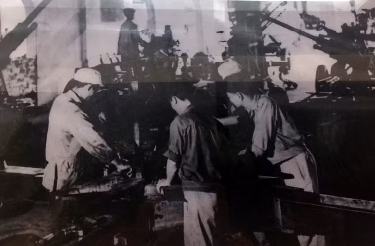 Ảnh tư liệu bên trong xưởng vũ khí ở Long An thời đánh Đế quốc Mỹ.