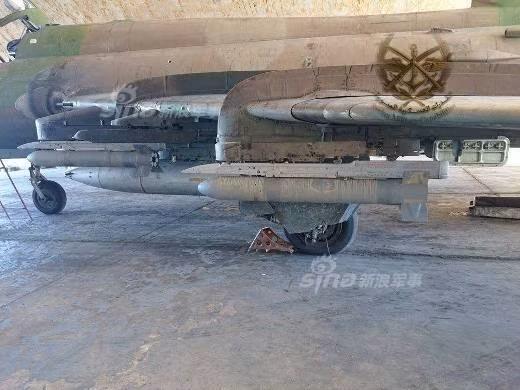 Các hình ảnh công bố mới đây cho thấy, một số đơn vị Không quân Syria phải tự chế bom để phục vụ không kích.