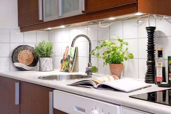 Kị bếp nấu đặt dưới gầm cầu thang: Bếp nên được giữ gìn vệ sinh và thoáng đãng, nhưng khi nó được bố trí dưới gầm cầu thang, không chỉ gây ra vấn đề với chiều cao hạn chế mà còn tạo ra cảm giác bất an cho người nấu nướng khi biết có người thường xuyên di chuyển ngay phía trên. Giải pháp được đề xuất là di dời bếp đến một địa điểm khác thích hợp hơn. (*Thông tin chỉ mang tính tham khảo, chiêm nghiệm). 