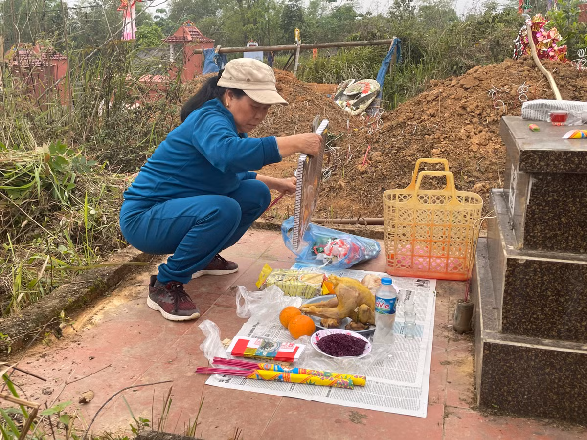 Bác Vi Thị Mai (Hòa An, Cao Bằng) chia sẻ: “Vợ chồng tôi năm nay hơn 60 tuổi, nhưng mà vẫn tự xách đồ cúng lên tận mộ tổ tiên, tự tay lau chùi cúng bái, làm là để con cháu nhìn thấy học theo, sau này nó cũng làm thế với mộ phần của ông bà”.
