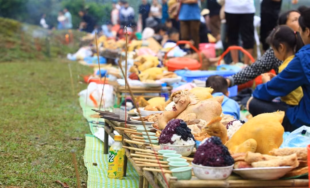 Hàng năm, sau khi kết thúc tết Nguyên đán 2 tháng, tới ngày mùng 3/3 âm lịch, những người con Cao Bằng từ khắp nơi trên mọi miền Tổ quốc đều gác lại công việc, trở về đây để chăm sóc, sửa sang lại mộ phần ông bà tổ tiên hay còn gọi là tục tảo mộ, càng là dịp quây quần, sum họp bên nhau.