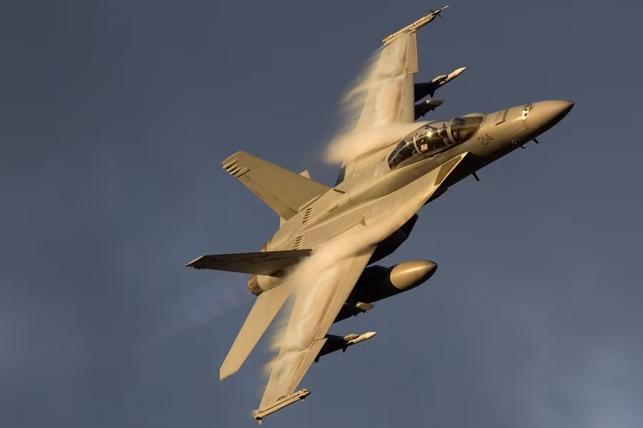 Vấn đề nữa phải được nói tới chính là sự xuất hiện của F/A-18 Super Hornet là hệ quả của việc tiết kiệm ngân sách, bởi vào thập niên 1980, Lầu Năm Góc từng dự định trang bị cho các tàu sân bay máy bay tấn công tàng hình A-12 Avenger.