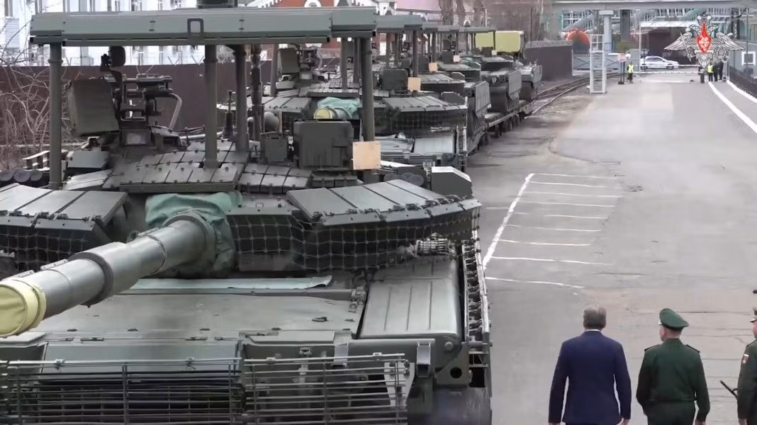 Đại diện nhà máy nói rõ, khi sản xuất xe tăng T-80BVM mới, ngay khi ở trên dây chuyền lắp ráp, những chiến xa nói trên đã nhận được lớp vải ngụy trang Nakidka và mái che bảo vệ trên tháp pháo.