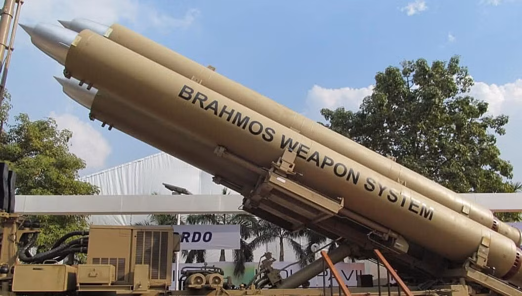 Tên lửa sử dụng đầu đạn nặng 200-300 kg, hệ thống dẫn đường quán tính và radar chủ động, cũng như hiệu chỉnh đường bay bằng hệ thống định vị vệ tinh.
