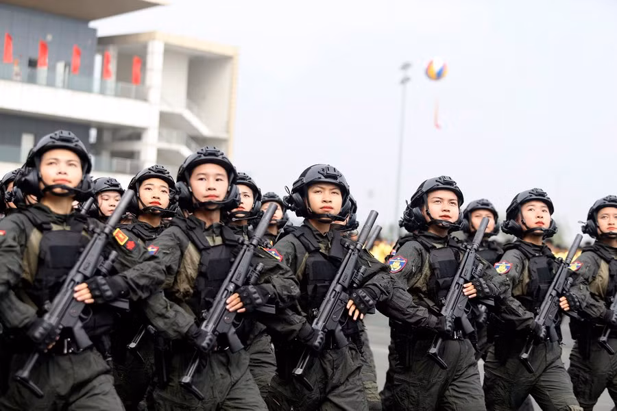 Những "bóng hồng" của khối nữ Cảnh sát đặc nhiệm gây ấn tượng với trang thiết bị vũ khí hiện đại. 