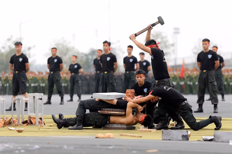 Hình ảnh các nữ Cảnh sát đặc nhiệm tham gia các phần biểu diễn võ thuật, khí công, công phá gây ấn tượng mạnh với khán giả. 