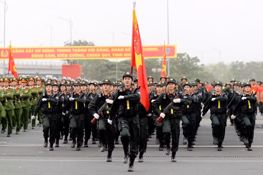 Khối nữ Cảnh sát cơ động nổi bật tại lễ kỷ niệm. 