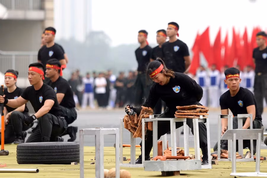 Để thực hiện được động tác khó, nguy hiểm là cả quá trình khổ luyện với phương pháp đặc biệt và chương trình rèn luyện nghiêm túc, kỷ luật của lực lượng Cảnh sát đặc nhiệm.