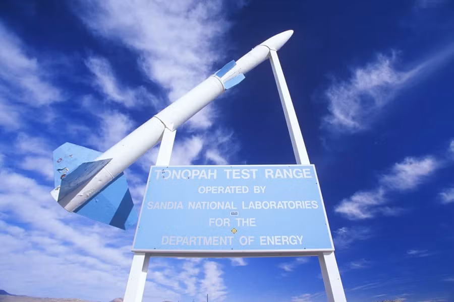 Bãi thử nghiệm Tonopah ở Nevada, nằm cách Khu 51 khoảng 100km về phía tây bắc, đã thu hút các nhà theo thuyết âm mưu về sử dụng máy bay thử nghiệm và máy bay bí mật.