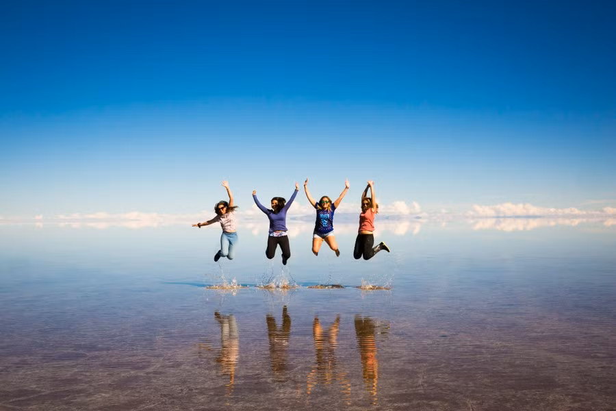 Vào mùa mưa, hồ Titicaca tràn vào hồ Poopó nhỏ làm ngập toàn bộ Salar de Uyuni, tạo nên hiệu ứng phản chiếu như một chiếc gương khổng lồ