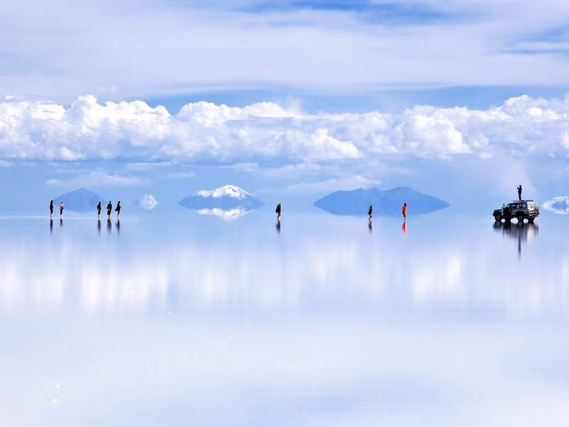 Salar de Uyuni là cánh đồng muối lớn nhất thế giới, trải dài hơn 10.500 km2 thuộc cao nguyên Altiplano, Bolivia