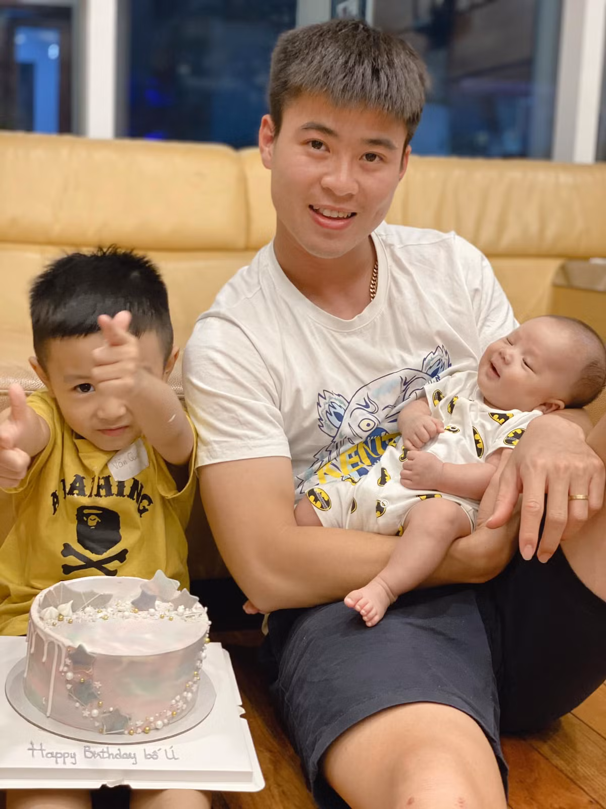 Bé Ú mặc bộ quần áo xinh xắn và có biểu cảm cực đáng yêu trên tay bố Duy Mạnh. Ảnh: FBNV.