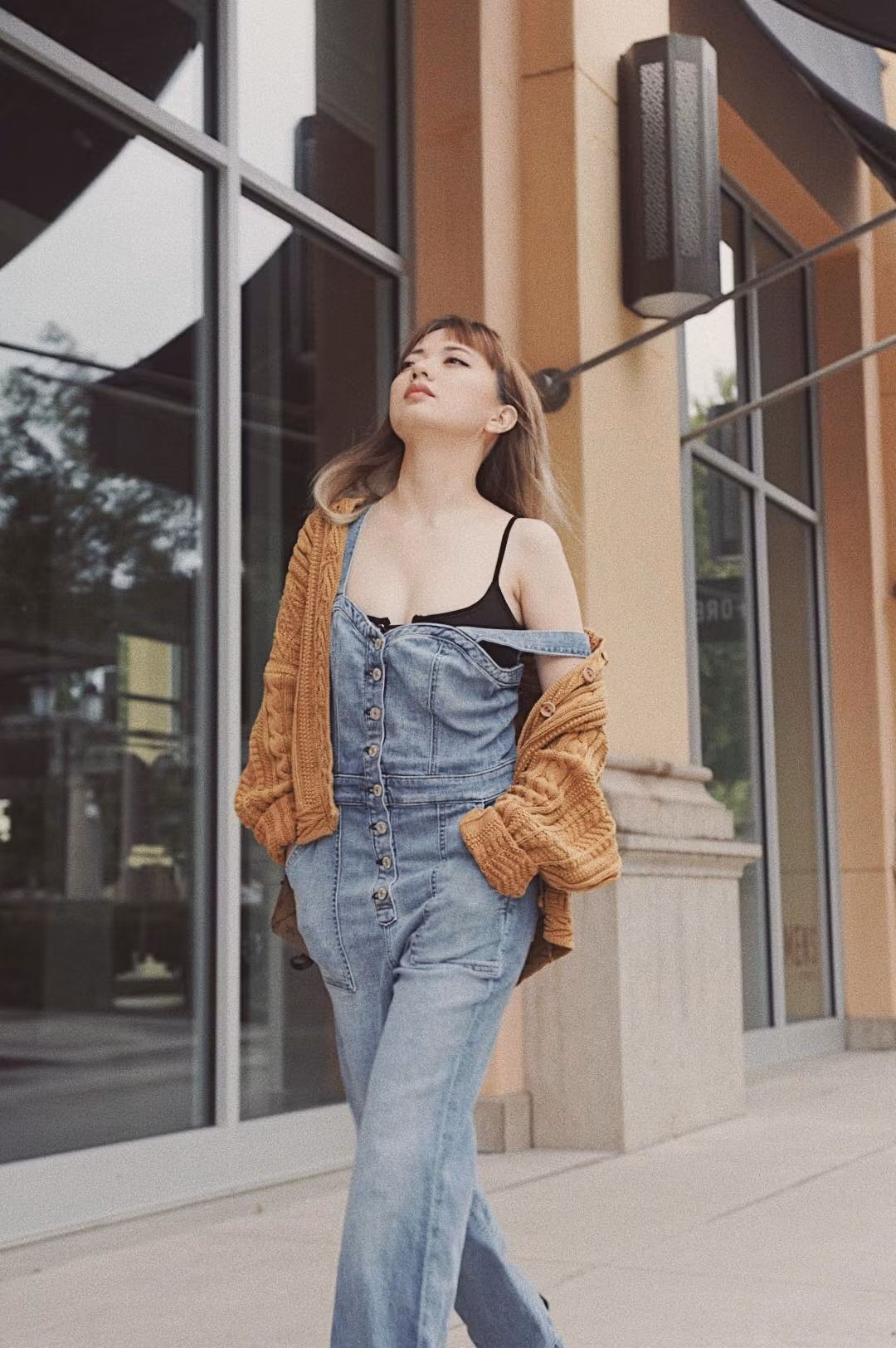 Ngoài đời, nữ ca sĩ này gây ấn tượng với nhan sắc xinh đẹp và gu thời trang cá tính.