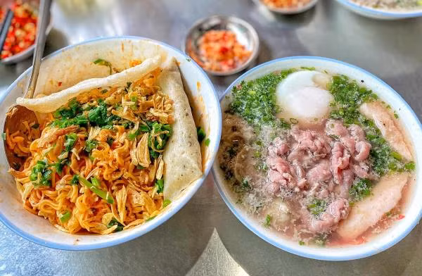 Bún nước cô Huyền: Sài Gòn cũng có một phiên bản bún chửi khá quen thuộc là quán bún nước cô Huyền. Khách hàng lần đầu đến đây ai cũng khá bất ngờ với kiểu nói chuyện "hét ra lửa" của cô chủ quán. Tuy nhiên, do tính cô chủ vốn tính ăn to nói lớn, chưa bao giờ chửi khách mà chỉ nói chuyện cộc cằn với nhân viên và người nhà thôi.