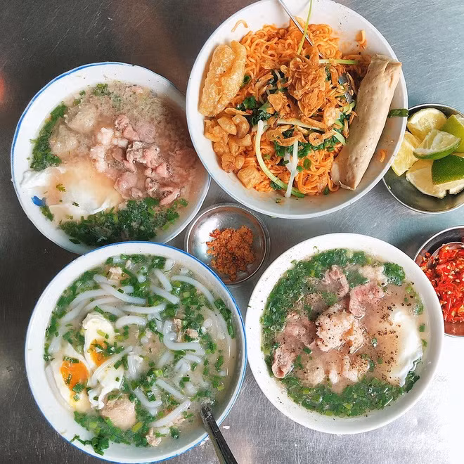 Quán bún nước cô Huyền đã mở cửa được 40 năm và cũng là một trong những hàng bún nước đầu tiên ở TP.HCM. Món ăn ở đây được thực khách đánh giá cao về chất lượng và sự đa dạng của các món ăn kèm.