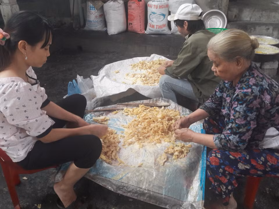 Để có những mẻ mứt gừng thơm ngon không chỉ nhờ vào những củ gừng vàng rịm mà còn phải nhờ vào bàn tay khéo léo của những người làm ra nó.