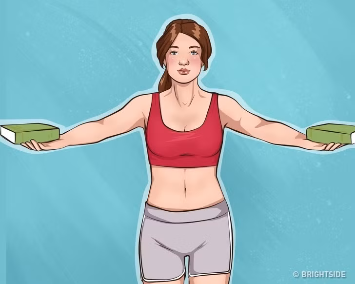 6. Cầm sách: Đứng thẳng, vươn tay và giữ lòng bàn tay hướng lên trên. Đặt một cuốn sách dày trên mỗi lòng bàn tay (hoặc sử dụng quả tạ). Mở rộng cánh tay sang hai bên, sau đó đưa chúng lại với nhau ở trước mặt. Kết thúc động tác và làm lặp lại.