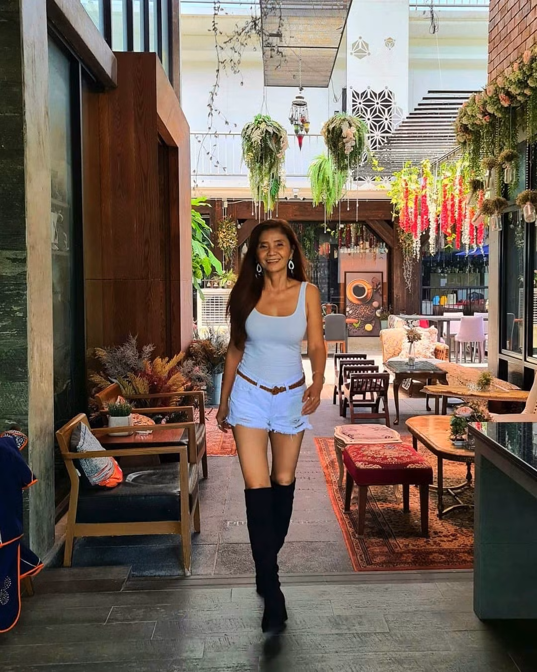 Dù đã 56 tuổi nhưng bà Sopit không ngại mặc những trang phục vốn dành cho giới trẻ như crop-top, quần short jeans rách, giày sneaker...