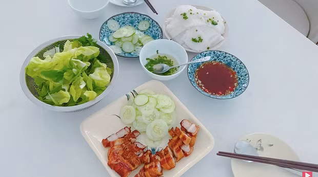 Phần hẹ được rửa sạch, đổ dầu ăn sôi vào thành mỡ hẹ. Món ăn gồm bánh hỏi, rau sống, mỡ hẹ, nước mắm ớt và phần thịt thơm ngon vừa chiên.