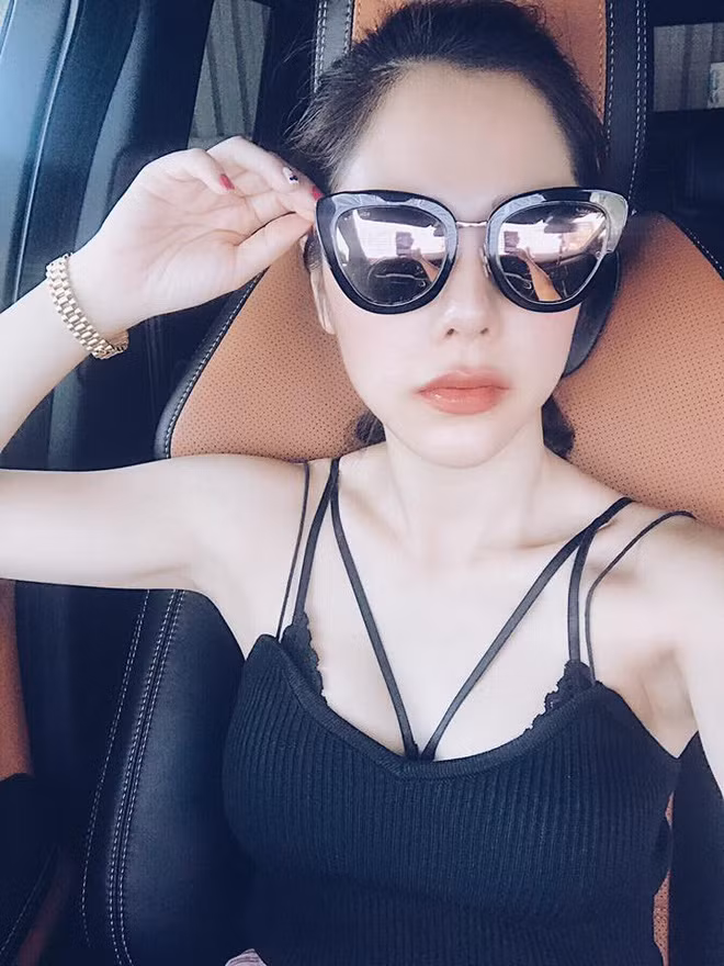 Trên trang cá nhân, Bạch Lan Phương thường xuyên đăng tải những hình ảnh ăn vận sexy, cuộc sống sang chảnh.