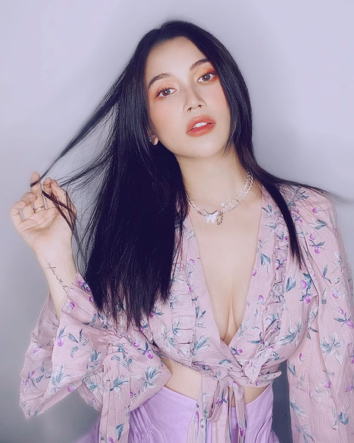 Cô khiến nhiều người đối diện "đỏ mặt" bởi bộ trang phục hở bạo màu tím ton sur ton.