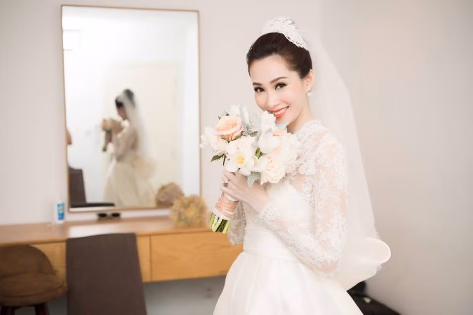 Bộ váy cưới của Đặng Thu Thảo là một thiết kế cổ điển và rất kín đáo, phù hợp với tính cách dịu dàng của nàng Hậu. Đây là sáng tạo và cũng là món quà mà NTK Lê Thanh Hòa dành riêng cho người đẹp, được tỉ mỉ thực hiện ròng rã trong 1 tháng.