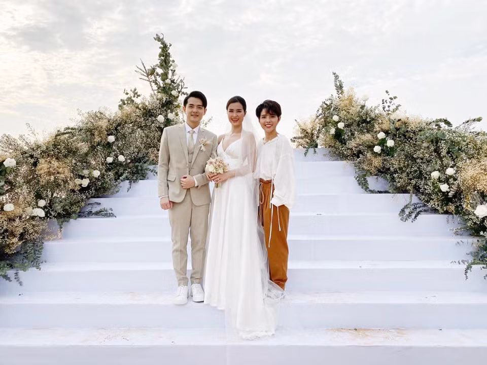 Trong siêu hôn lễ của mình, Đông Nhi thay liên tiếp nhiều bộ váy cưới lộng lẫy khác nhau.
