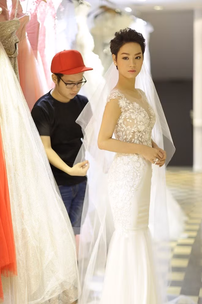 Kiểu dáng váy đuôi cá xòe rộng, thân trên ôm sát gợi cảm, chất vải trong suốt giúp cô dâu khoe lợi thế ngoại hình quyến rũ. Đặc biệt, một trong 2 mẫu váy này được đính kết tỉ mỉ với 3.000 hạt pha lê tinh tế. Theo một vài nguồn tin, bộ váy với những họa tiết làm thủ công cầu kỳ có giá hơn 200 triệu đồng. Ảnh: Internet.