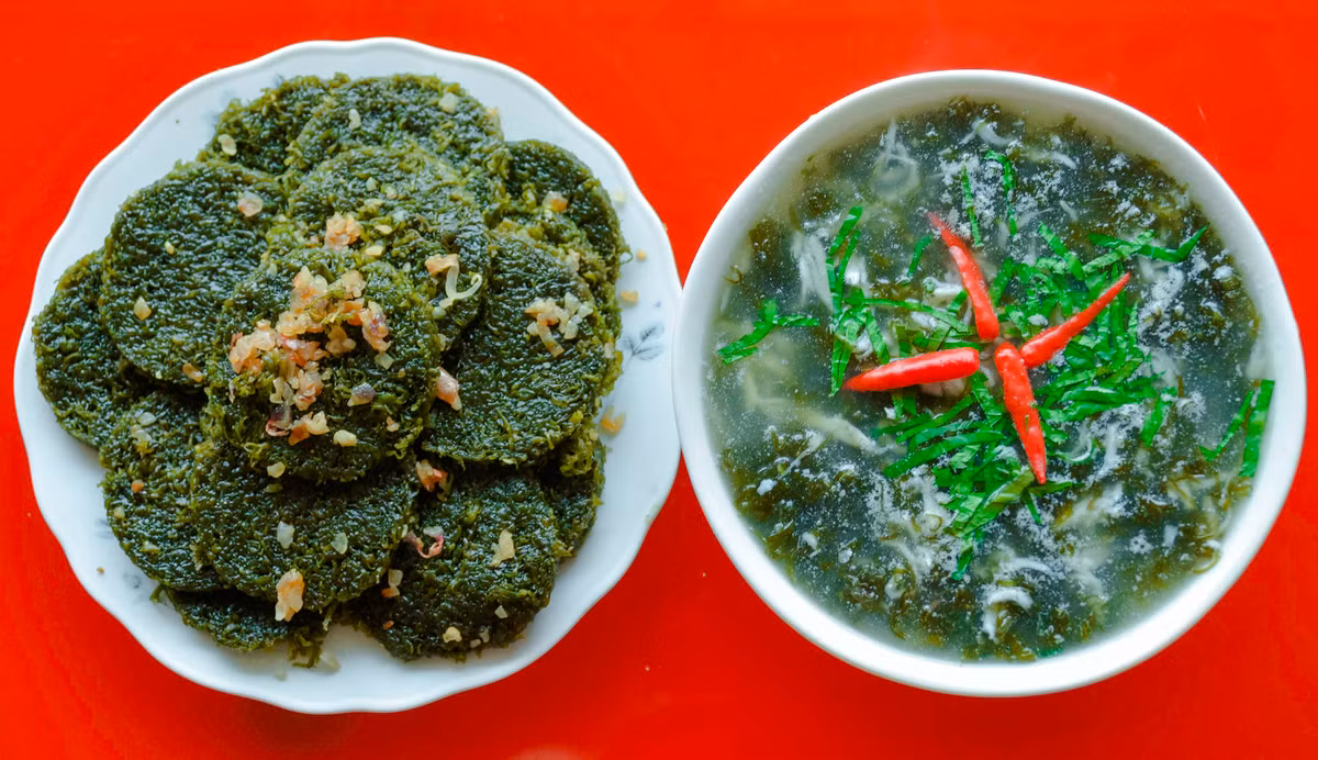 Khoảng giữa cuối tháng 12 năm trước tới nửa đầu tháng tư (âm lịch) năm sau là mùa rau cạo (cây rong mứt) mọc. Người dân Quỳnh Tiến (Quỳnh Lưu) lại ra biển, dầm mình trong dòng nước mặn mòi. Người đi cạo về nấu canh, làm bánh, bởi rau ăn mát và bổ dưỡng.
