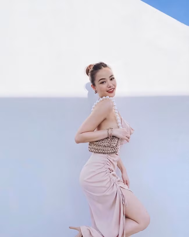 Những trang phục gợi cảm, cắt xẻ táo bạo cũng được Phương Ly ưu ái sau khi rời đồng phục bay.