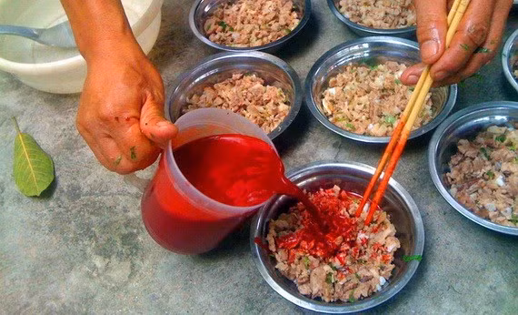 Tiết canh: Món ăn không chỉ khách nước ngoài mà nhiều khách Việt cũng không dám thử. Tiết canh làm từ máu động vật, phổ biến nhất là vịt, ngan hoặc lợn, trộn thịt bằm, lạc để đông, ăn kèm rau húng quế, gan luộc. Nó được thưởng thức như món khai vị, có vị ngọt, mát.