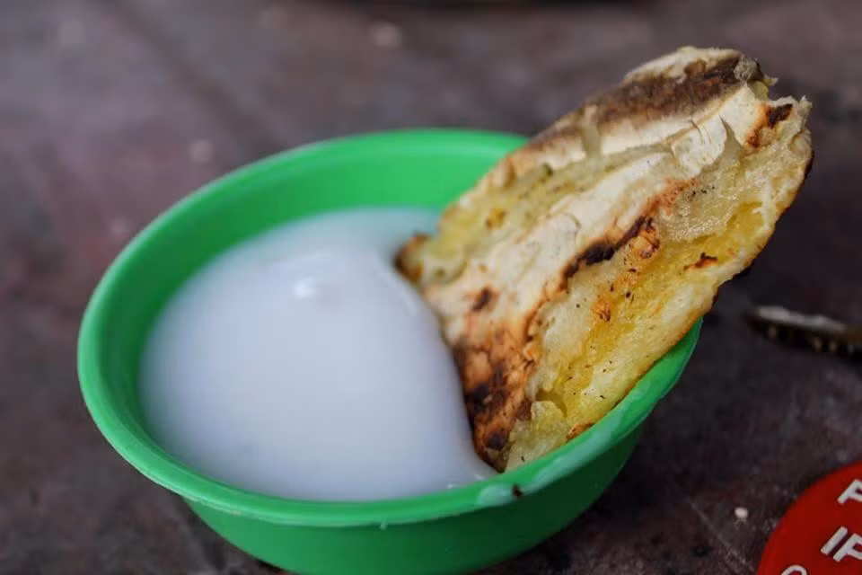 Chuối đập nước cốt dừa Bến Tre phù hợp ăn xế giữa buổi. Chiều chiều trời mát, được ngồi bên dòng sông, dưới tán dừa xào xạc, ăn một đĩa chuối đập nước cốt dừa thì không gì tuyệt bằng. Ảnh: Internet.