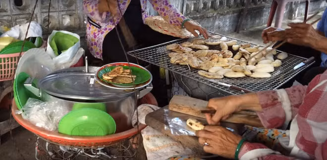 Sau khi nướng chuối được khoảng 5 phút thì người bán sẽ cho từng miếng chuối vào túi ni lông và dùng chày đập mạnh. Để đập dẹt miếng chuối này đối với người thành thạo thì cũng phải đập vài lần, còn với người chưa từng đập thì cũng phải 5 - 6 lần hoặc hơn thì miếng chuối mới dẹp như ý.