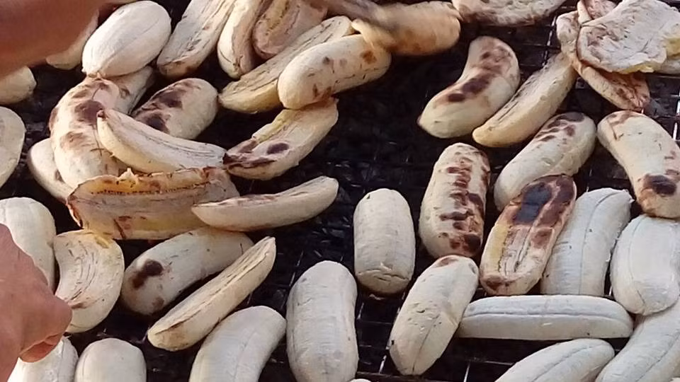 Sau đó, người bán sẽ tiếp tục cho từng miếng chuối đã đập dẹt lên vỉ than nướng tiếp cho đến khi chín vàng đều cả 2 mặt chuối. Công đoạn nướng chuối cuối cùng này rất quan trọng và đòi hỏi phải thật khéo để chuối không bị cháy xém mất ngon.
