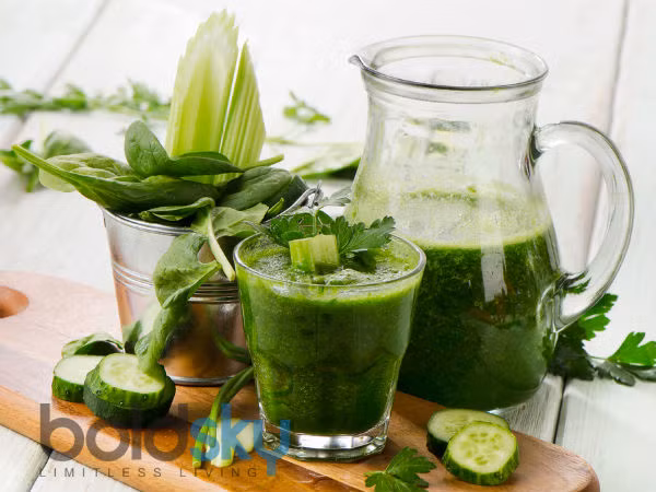 2. Xay rau thành sinh tố: Nếu bạn thích món sinh tố, đừng ngại thêm một số loại rau xanh vào ly sinh tố của mình. Món sinh tố được chế biến nhanh chóng và tốt cho sức khỏe khi thêm rau vào đó. Một số loại rau bạn có thể thêm vào sinh tố như rau bina, cải xoăn, cải Thụy Sĩ, củ cải đường và xà lách romaine.