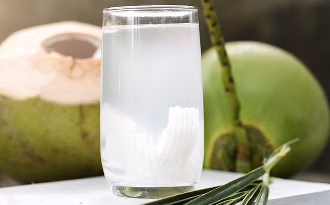 Uống nước dừa: Theo như nghiên cứu trong nước dừa chứa nhiều Vitamin A, C, E và khoáng chất giúp da bé được trắng hồng và mịn màng. Bên cạnh đó, nước dừa chứa khoáng chất như canxi, kali, clorua có tác dụng cải thiện xương chắc khỏe, tăng hệ miễn dịch. Tuy nhiên, cần lưu ý sử dụng nước dừa đúng cách, không được lạm dụng, nếu có sẽ không tốt cho sức khỏe mẹ bầu.