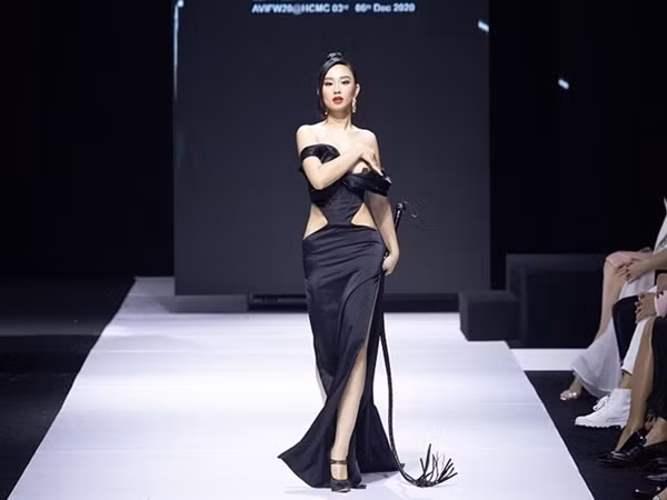 Cũng trong một đêm diễn ra mắt bộ sưu tập của NTK Long Ng, Hoa hậu Hương Trà đã nhận phải tình huống khá ê chề vì sự cố lộ "nhũ hoa" ngay trên sàn catwalk. Ngay sau đó, người đẹp nhanh chóng kéo tay áo lên để tiếp tục sải bước trên sân khấu.