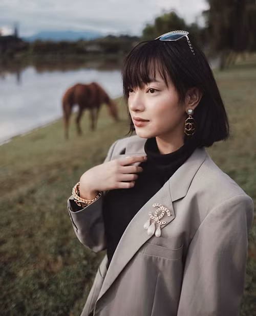 Đón cái se lạnh đầu thu, fashionista Châu Bùi mix áo cao cổ và kiểu vest dáng rộng đúng xu hướng.