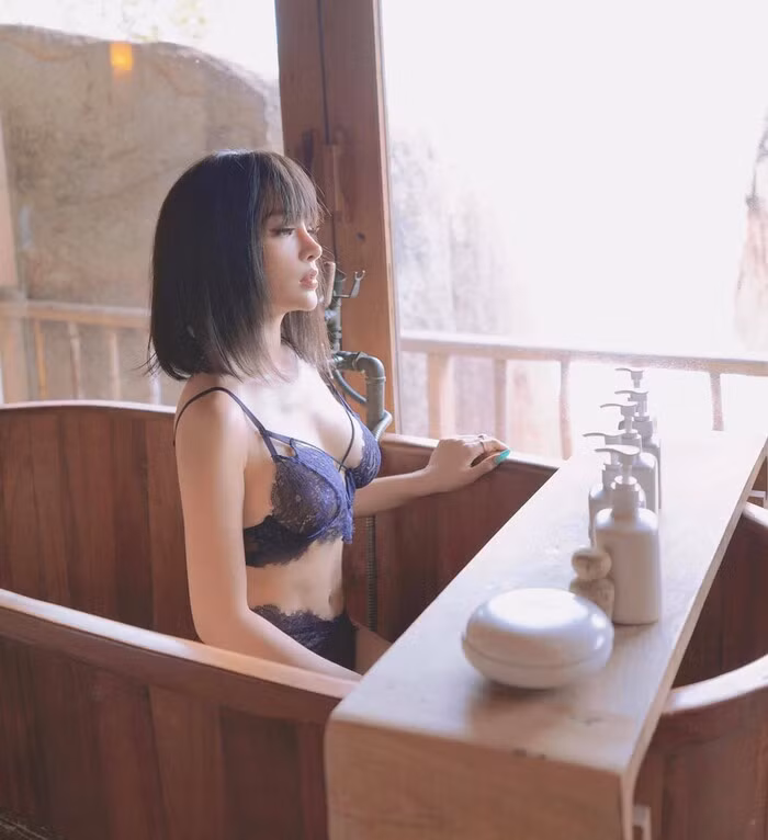 Mung sinh nhat U40, Huyen Baby tha dang bikini 