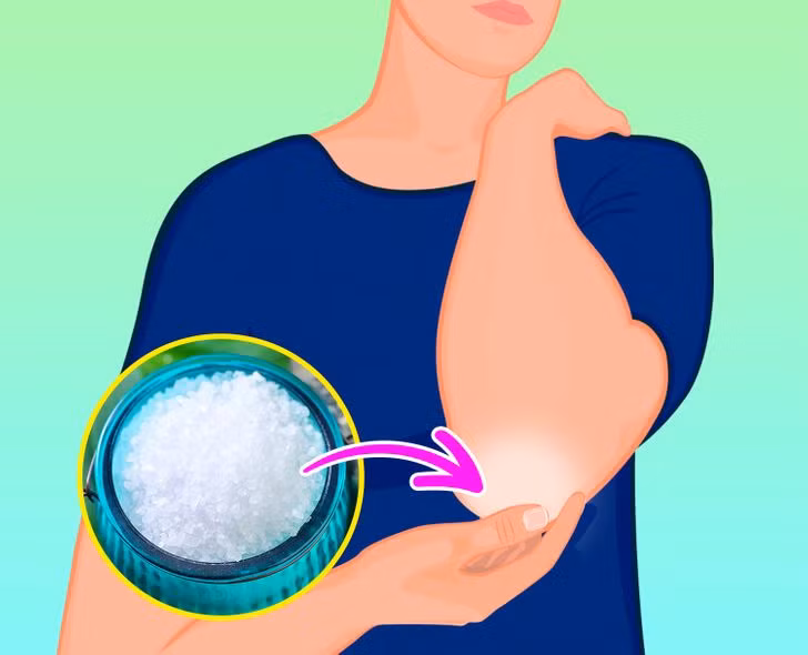 Khuỷu tay: Để tránh tình trạng da thâm ở khuỷu tay, cách tốt nhất là tẩy tế bào chết cho vùng da này một hoặc hai lần mỗi tuần. Bạn có thể mua dụng cụ tẩy tế bào chết chuyên dụng hoặc sử dụng muối, massage nhẹ nhàng theo chuyển động tròn để làm sạch vùng da này.