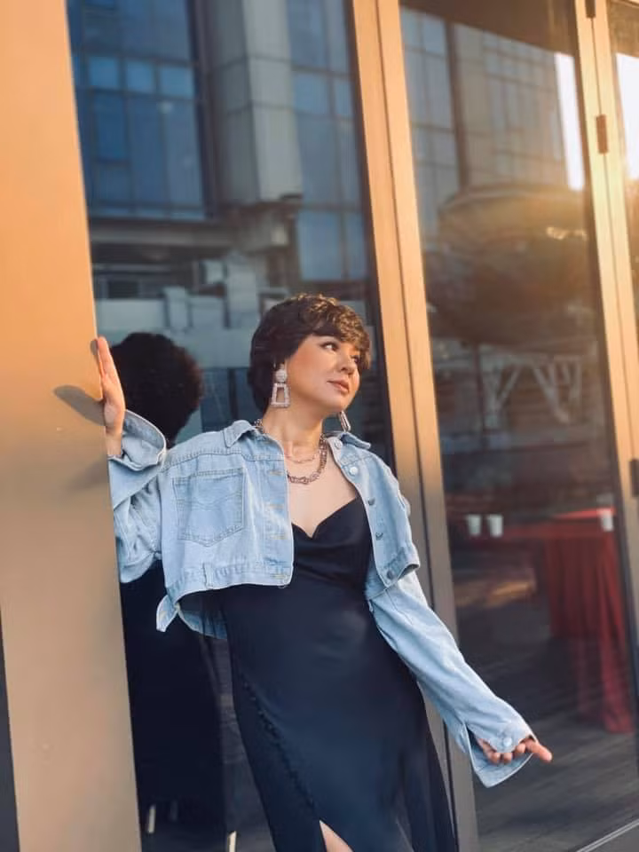 Không bó buộc trong những mẫu váy công sở cứng nhắc, nữ MC chọn đồ tao nhã, thanh lịch nhưng vẫn hiện đại, thời thượng.