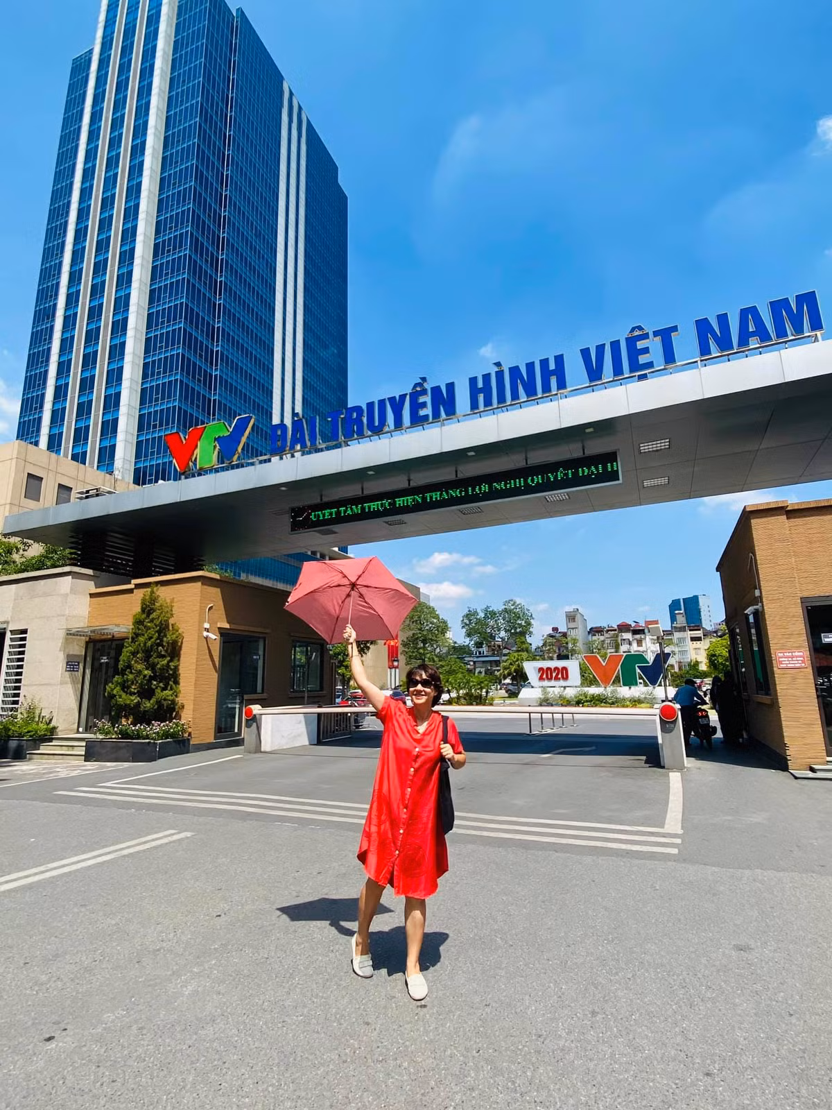 Ngoài đời thường, cô khá trẻ trung với các trang phục đơn giản như váy sơ mi đỏ.